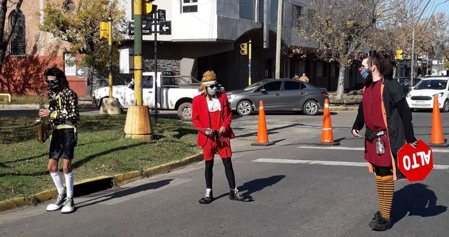 Payasos del circo varado en Santa Fe alegran las caminatas recreativas | Espectaculos