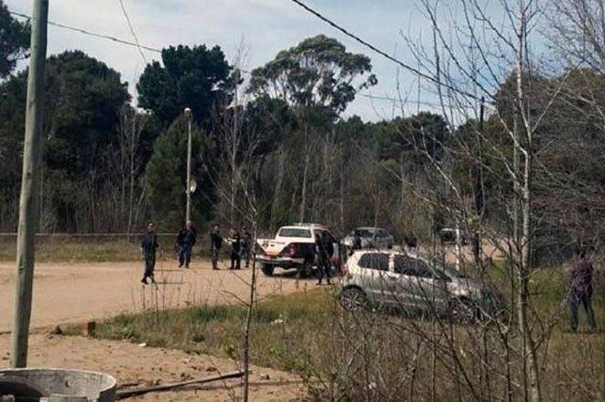 Hallaron a una mujer muerta en Ostende: su esposo está detenido por atropellarla | Nacionales