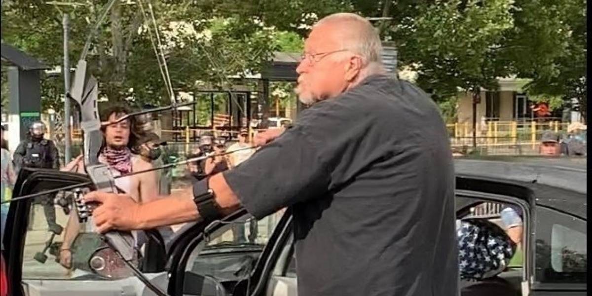 Video: un hombre apuntó con flechas a los manifestantes de Estados Unidos y casi lo linchan | Redes