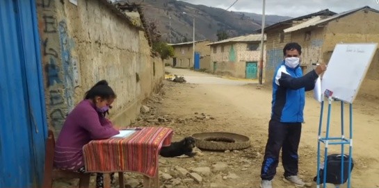 Camina todos los días 10 kilómetros y le da clases a sus alumnos casa por casa | Redes