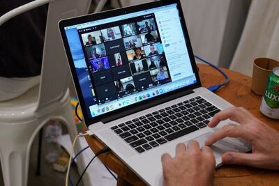 Una chica dejó el micrófono abierto mientras tenía sexo en medio de una clase virtual | Redes