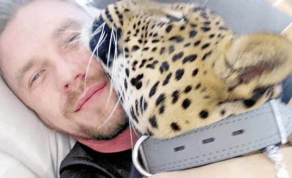 Cuidaba un leopardo, renunció al zoo y el animal casi muere de tristeza: decidió llevárselo a su casa | Redes