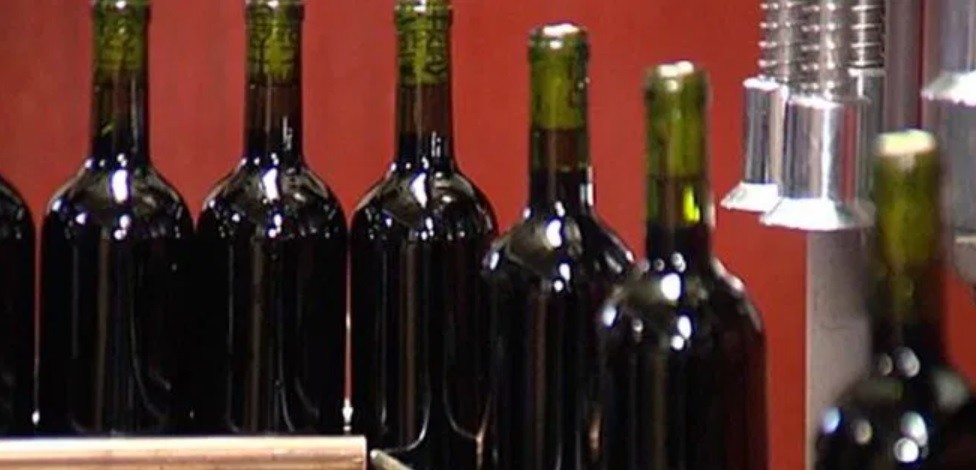 Les sobra vino y convierten el excedente en desinfectante de manos | Información General