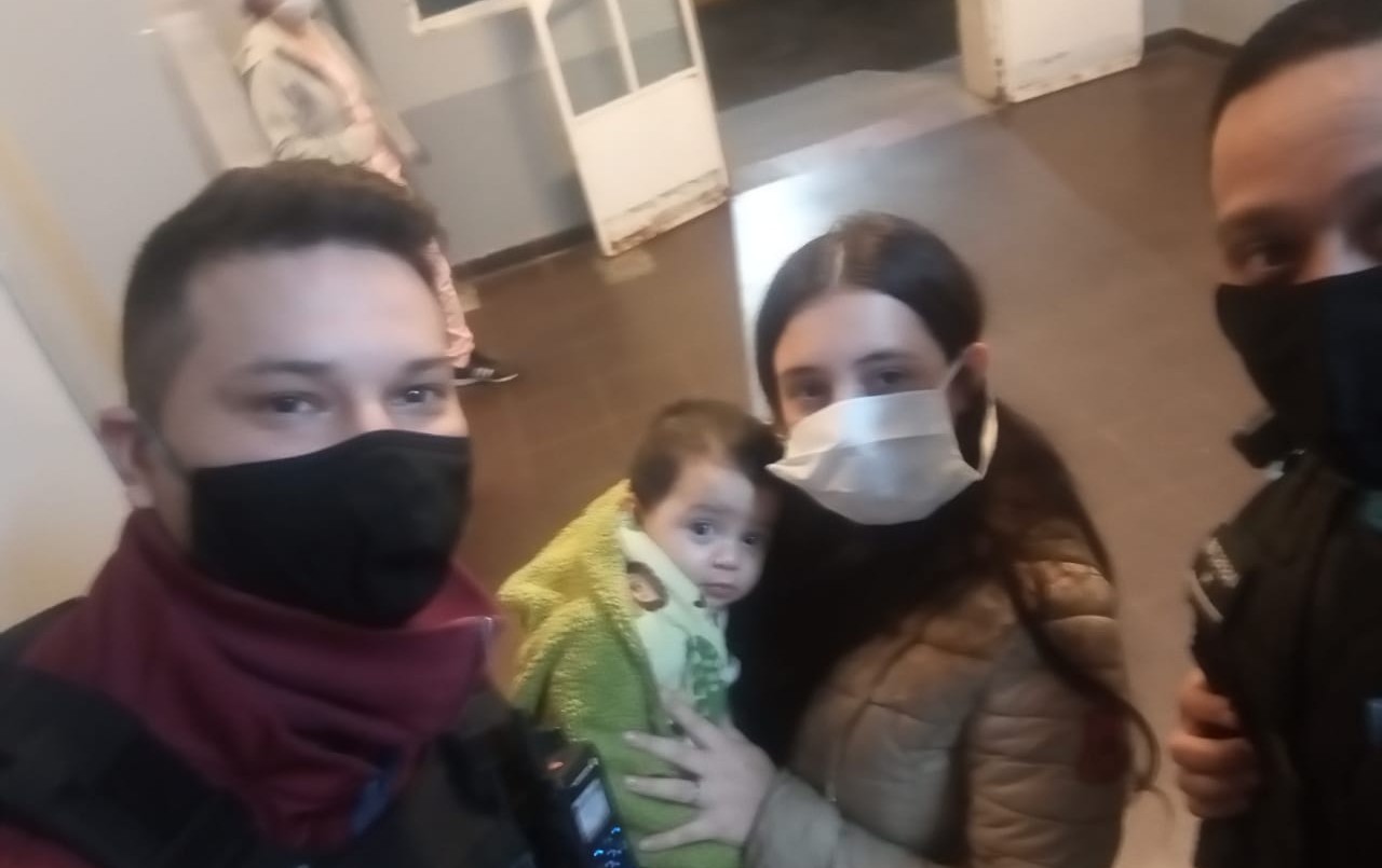 Policías salvaron a un bebé que se había asfixiado con un trozo de nylon | Información General