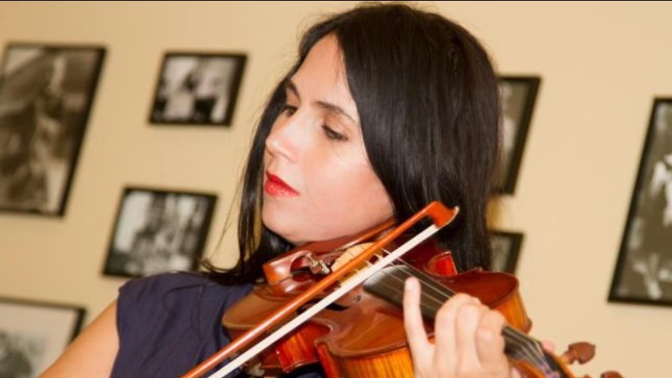 Sin tocar una nota, violinista logró fama, dio recitales en diversas ciudades y vendió discos | Redes