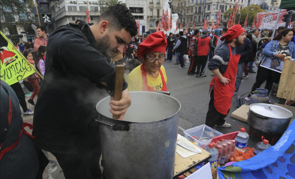 Banderazo y ollas populares en todo el país para apoyar el impuesto a las grandes fortunas. | Noticias
