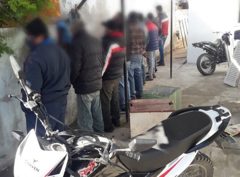 Fiestas, fútbol y riñas de gallos: más de 50 detenidos por romper la cuarentena | Nacionales