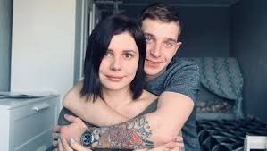 Escándalo en Rusia por la influencer que quedó embarazada de su hijastro de 20 años | Redes