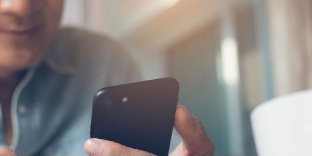 Fue a reparar el celular, discutió con el empleado y demanda a la empresa por 1 billón de dólares | Redes