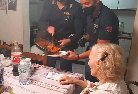 La historia de la abuela que estaba postrada y llamó a la policía para que le haga la comida | Redes
