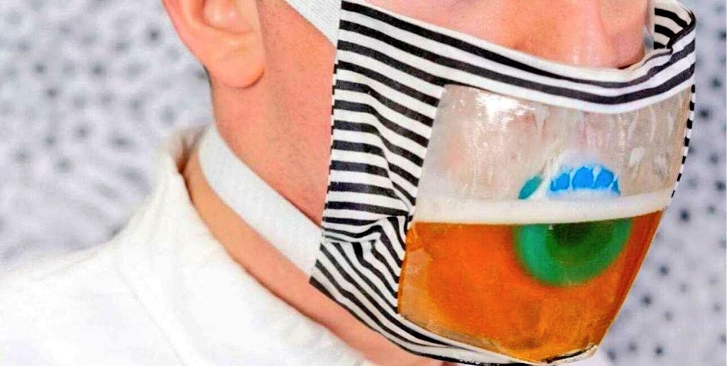 El increíble barbijo que contiene un tanque para medio litro de cerveza | Redes