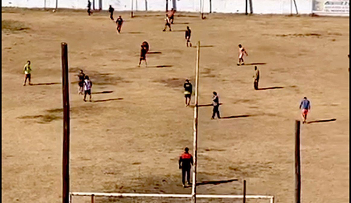 VIDEO: partido en cuarentena, 20 personas fueron sorprendidas mientras jugaban al fútbol | Noticias