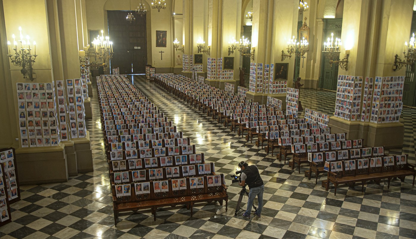 La impactante foto de la catedral de Lima con las víctimas por el coronavirus | Noticias