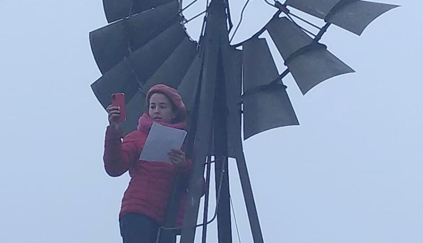 La nena que se sube a un molino para tener señal de Internet y poder mandar la tarea escolar | Redes