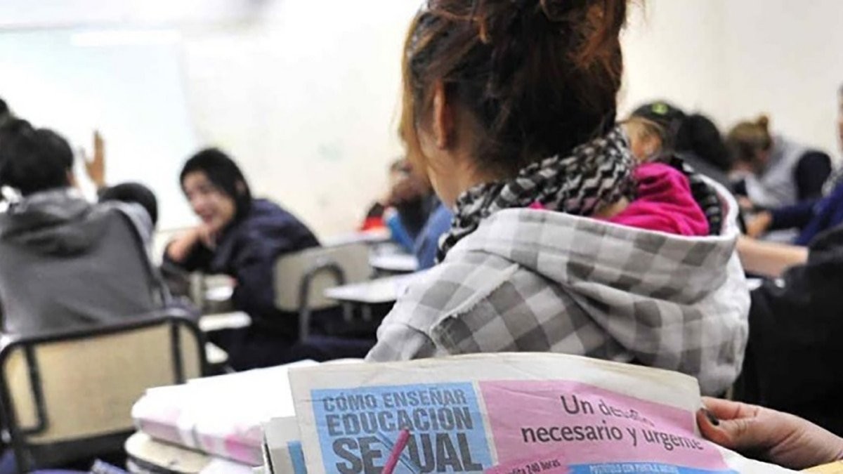 Intentan separar a un docente por enseñar ESI en una escuela porteña | Información General