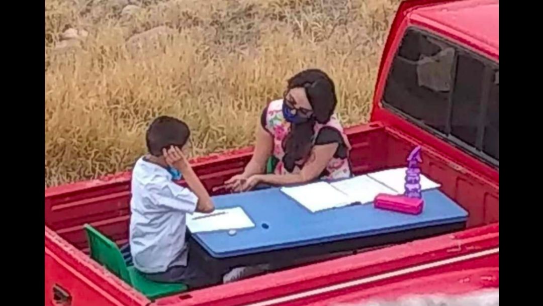 La maestra que sale a dar clase en la parte de atrás de una camioneta | Redes