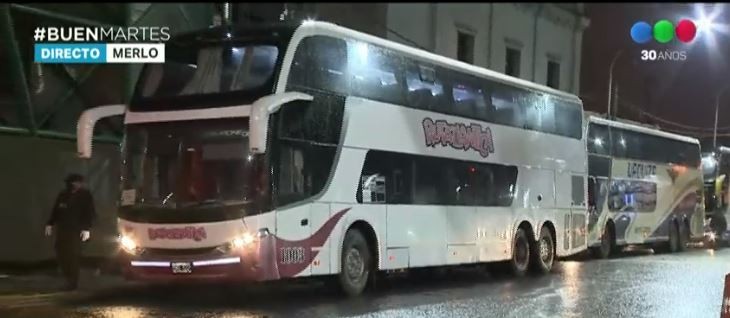 Dispusieron 33 colectivos de doble piso en estaciones de tren para reforzar los servicios | Información General