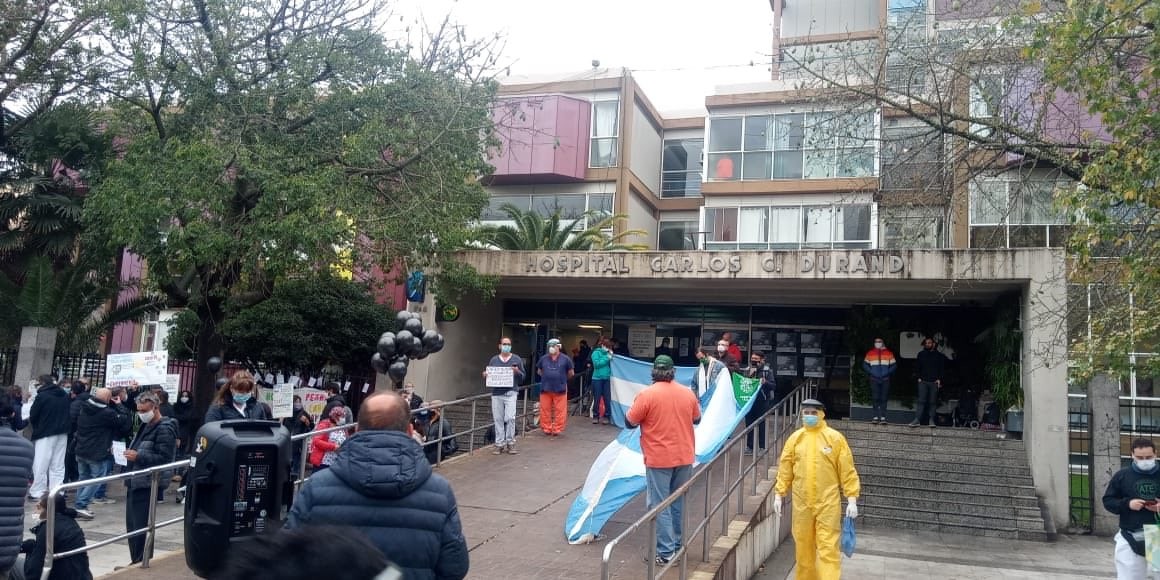 Abrazo simbólico al Hospital Durand tras la muerte de un enfermero | Información General