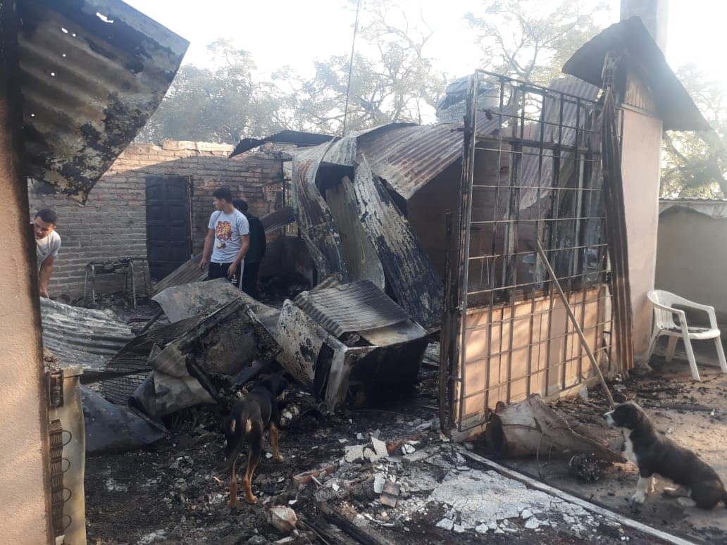 Son de Colastiné Sur, se les prendió fuego la casa y se quedaron sin nada | Juntos y solidarios