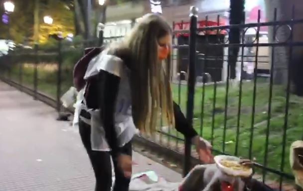 Cada noche voluntarios de la UBA entregan 250 viandas calientes a personas en situación de calle | Información General