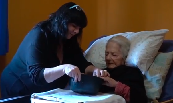 La historia de la mujer que "adoptó" a una anciana de 93 años que conoció en un geriátrico | Juntos y solidarios