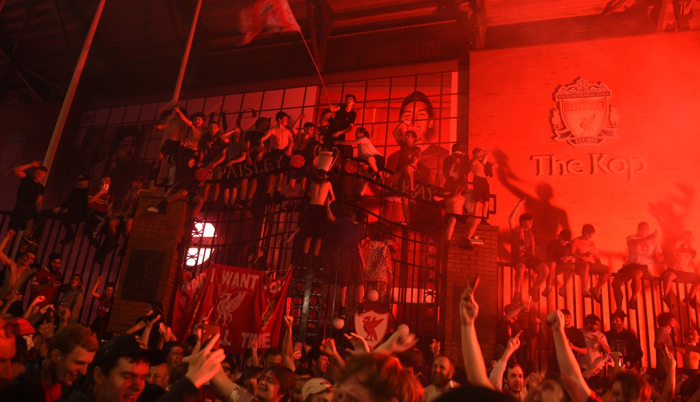 Liverpool campeón de la Premier League: descontrol en los festejos sin distanciamiento social | Deportes