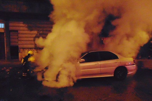 Incendiaron el auto del novio de una enfermera contagiada de Covid-19 | Noticias