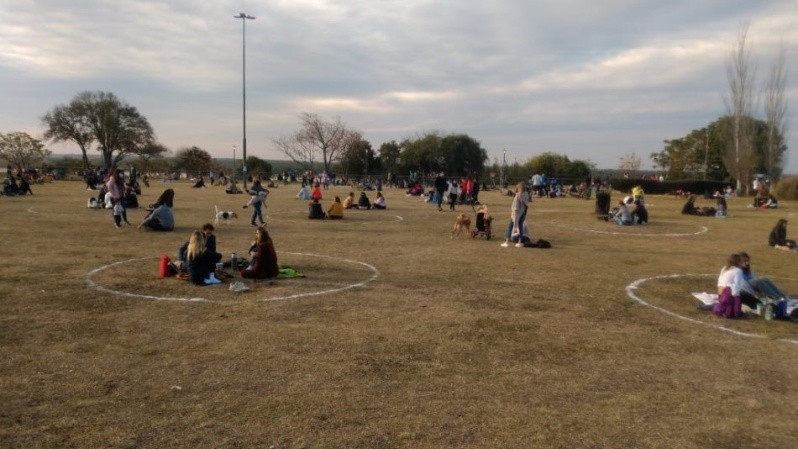 Debutaron los círculos de distanciamiento en los parques de Rosario | Noticias