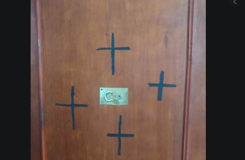 Pintaron cruces negras en la puerta de la casa de una enfermera | Información General