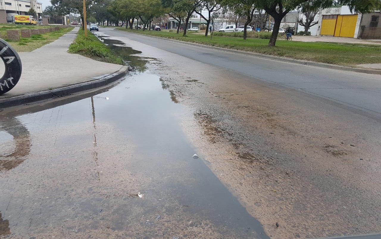 Vecinos de Aristóbulo reclaman por un cloaca que hace 3 meses está desbordada | Información General