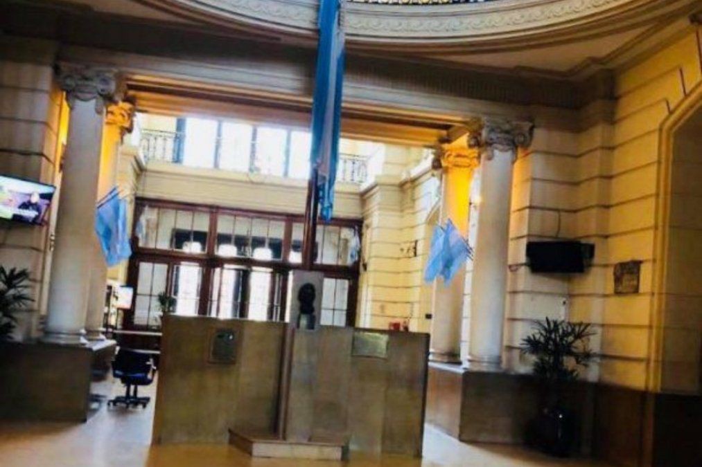 Un funcionario clave de la Aduana tiene coronavirus y se temen contagios por las reuniones que mantuvo | Información General