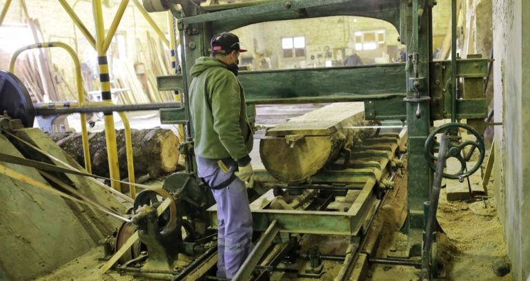 Caños en desuso y troncos se transforman en mobiliario urbano | Información General