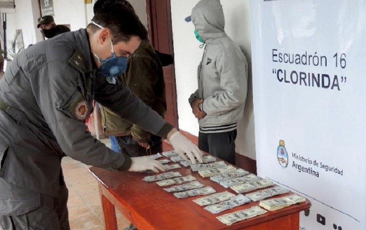 Foromosa: secuestran 50 mil dólares sin declarar que estaban ocultos en un remís | Nacionales