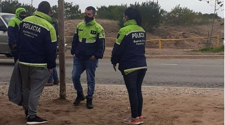 Violó la cuarentena y quiso entrar a Villa Gesell disfrazado de policía para ver a su novia | Información General