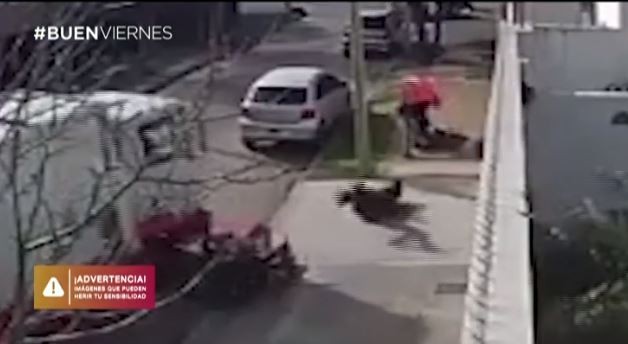 Video: Dos soderos salvaron a una mujer que era brutalmente asaltada en Villa Bosch | Información General