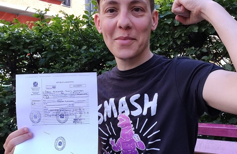 Tiene partida de nacimiento sin género, pero ahora no le dan el pasaporte para volver a Argentina | Nacionales