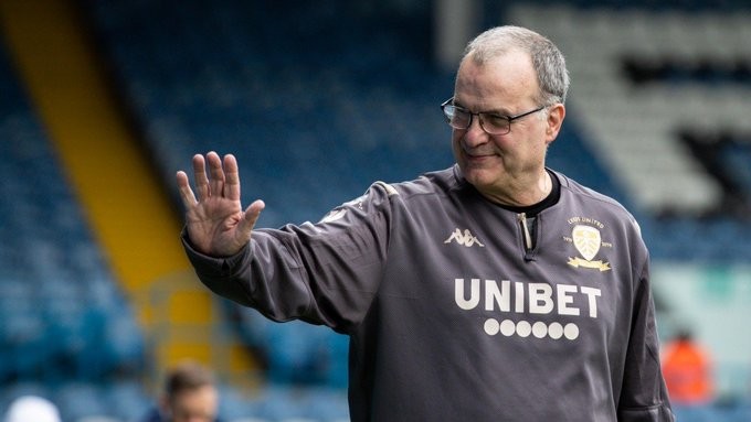 Sufriendo hasta el final, el Leeds de Bielsa volvió a ganar y acaricia el ascenso | Deportes