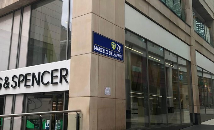 El Leeds es campeón y la locura por Bielsa no para: una calle de la ciudad ahora lleva su nombre | Deportes