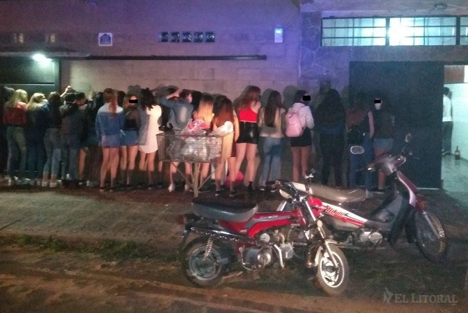 Adolescente organizó una fiesta clandestina con más de 150 invitados | Información General