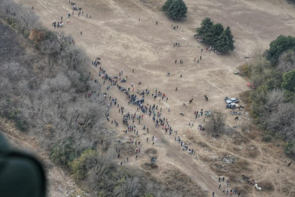 Un helicóptero debió dispersar a 100 personas en un carrera de caballos en Córdoba | Nacionales