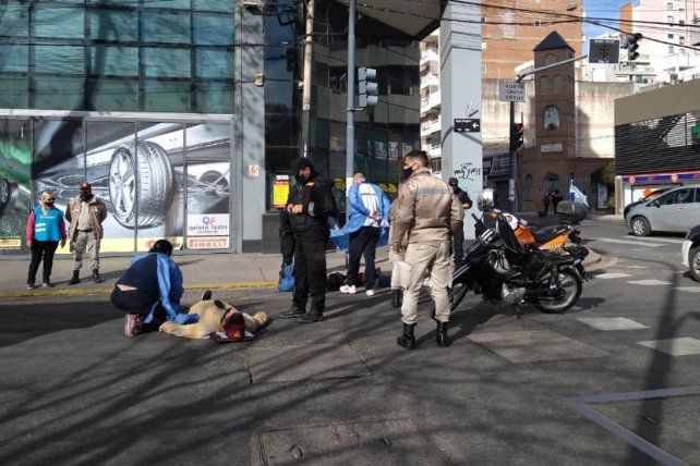 Motociclista atropelló a un inspector en un control por el uso de barbijo en Rosario | Noticias