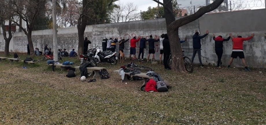Sancionaron a 23 jóvenes que jugaban un partido de fútbol en Cañada de Gómez | Noticias