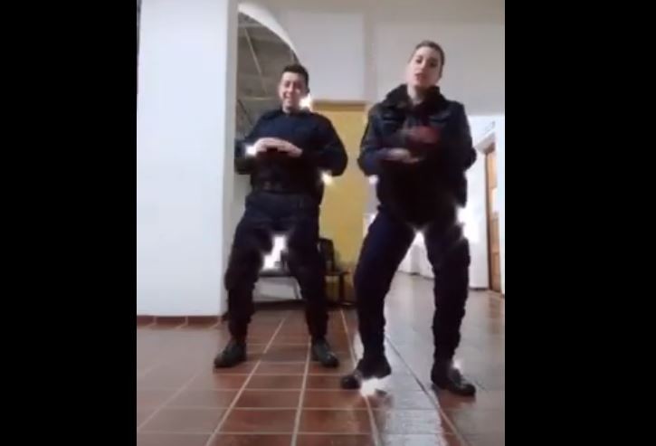 Investigan a tres policías cordobeses por grabar videos de TikTok en la comisaría | Nacionales