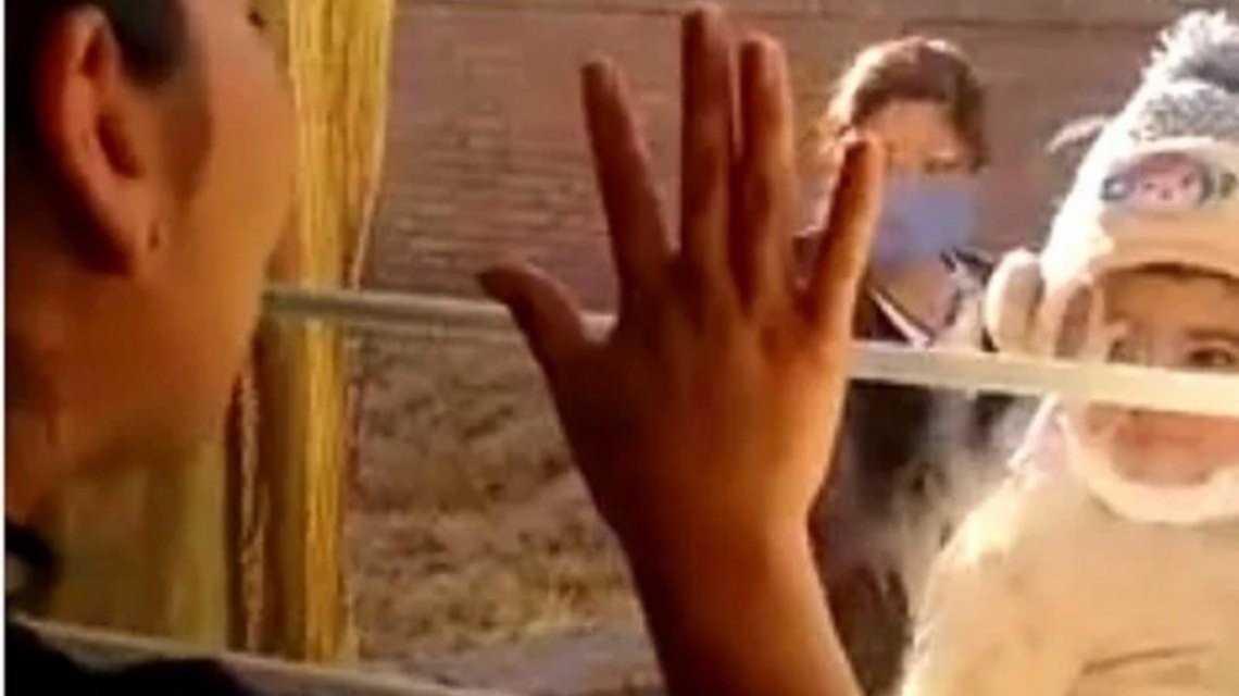 Video conmovedor: la mujer con coronavirus que saluda a su hijo a través de un vidrio | Información General