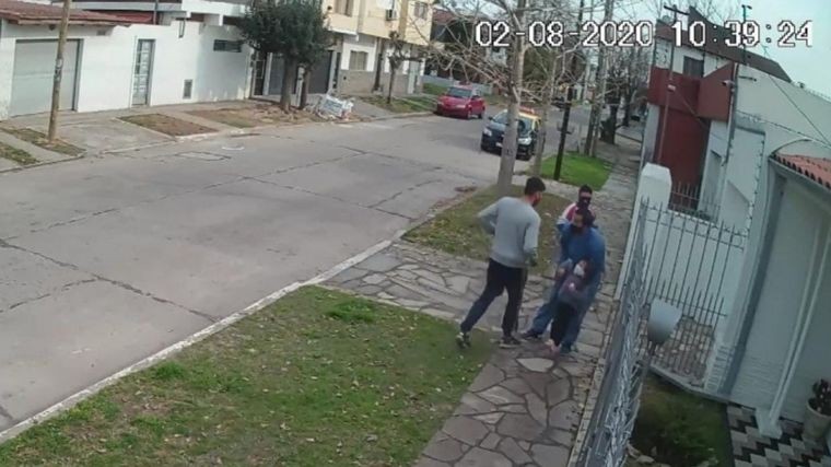 Le robaron delante de su hija de 4 años en la puerta de su casa en Quilmes | Información General