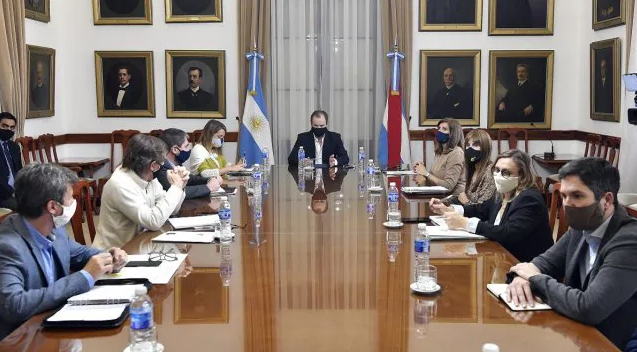 Entre Ríos: penas por hacer reuniones sociales y familiares | Noticias