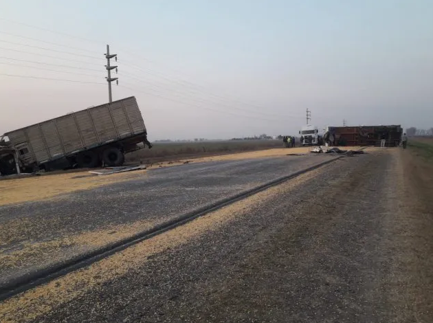 Espectacular choque y vuelco de camiones en la ruta A012 en Roldán | Información General