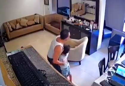 Video: el padre que intenta proteger a su hijo durante los estalllidos de Beirut | Redes