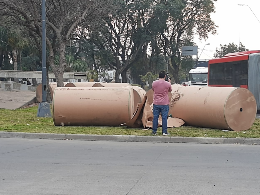 Un camión perdió su carga cerca de Avenida Alem | Información General