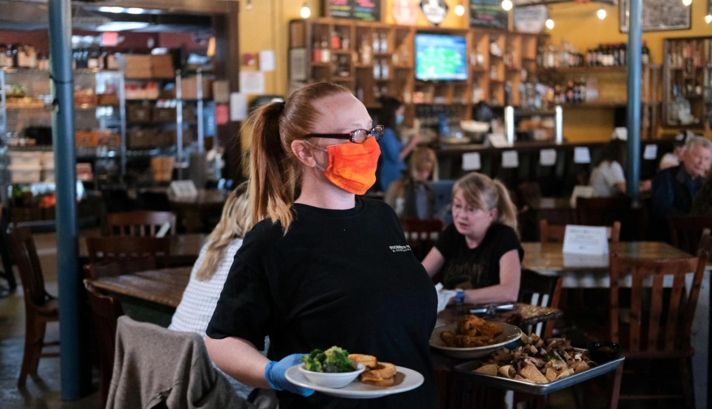 "No te decimos 'no te juntes', decimos que lo hagas en un bar o restorán" | Noticias